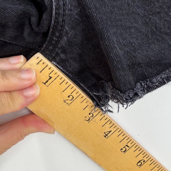 Levi's Premium Womens Size 24 Ribcage Shorts Black Denim Five Pocket Cutoffs - Picture 4 of 8